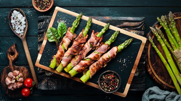 Asparagi al forno con pancetta e spezie Cibo sano Vista dall'alto Spazio libero per il testo