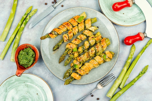 Asparagi al forno in grissini di pasta sfoglia