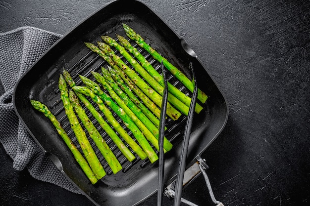 Asparagi alla griglia su teglia