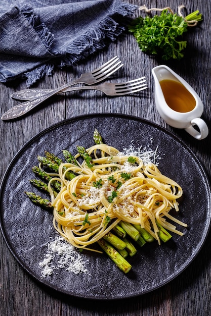 Asparagi arrostiti con pasta al formaggio sulla piastra