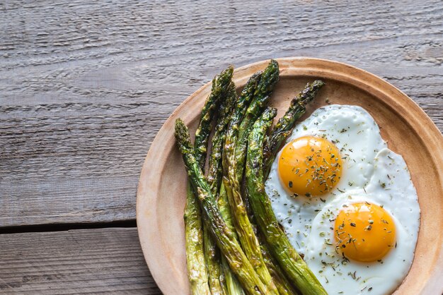 Asparagi arrostiti con uova fritte