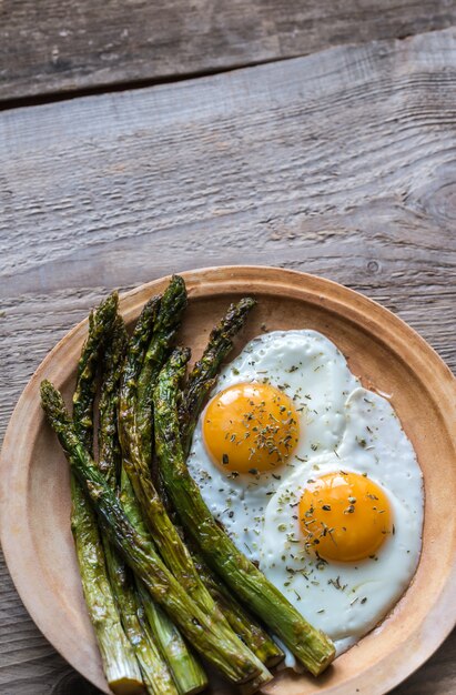 Asparagi arrostiti con uova fritte