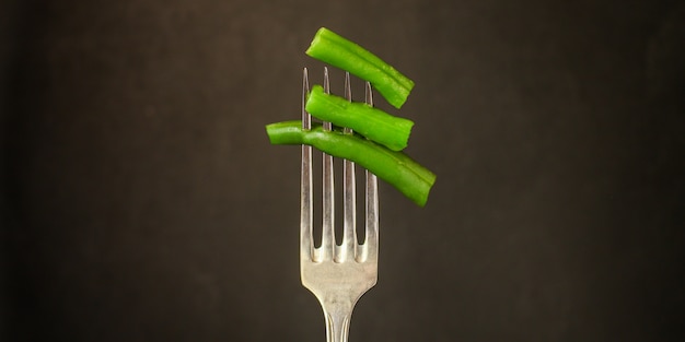 asparagi, baccello verde su una forchetta (verdure pronte da mangiare)