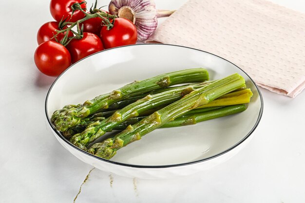 Asparagi bolliti nel piatto