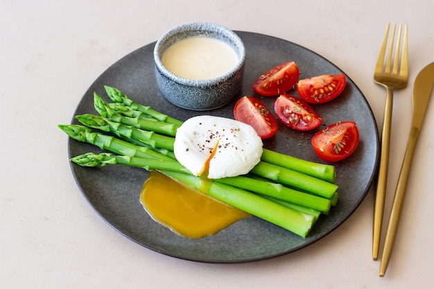 Asparagi con uovo in camicia pomodori e salsa olandese Mangiare sano Cibo vegetariano