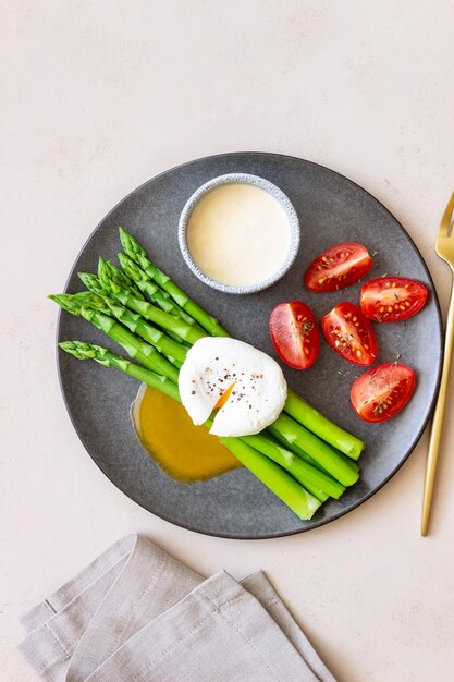 Asparagi con uovo in camicia pomodori e salsa olandese Mangiare sano Cibo vegetariano