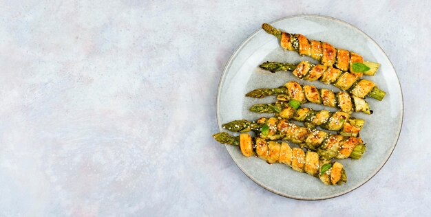 Asparagi cotti in banner di pasta