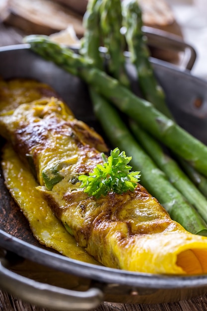 Asparagi e frittata. Frittata ripiena di asparagi e formaggio per una colazione.