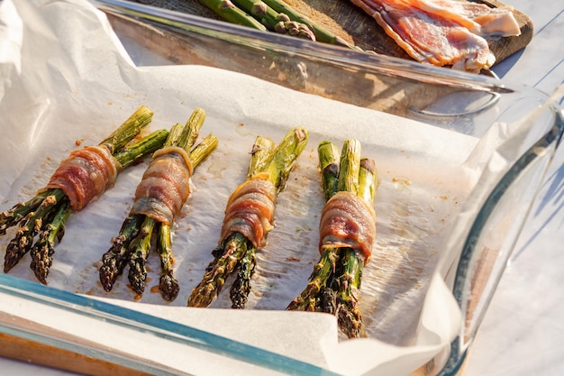 Asparagi freschi avvolti nella pancetta pronti per essere fritti