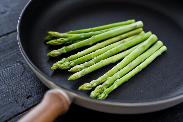 Asparagi freschi biologici in padella.