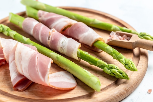 Asparagi freschi con pancetta cruda pronti per la cottura. Asparagi e pancetta