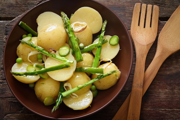 Asparagi freschi con patate sulla piastra