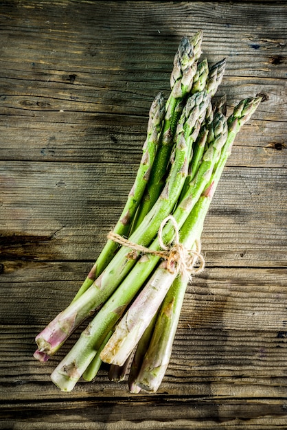 Asparagi freschi di fattoria biologica