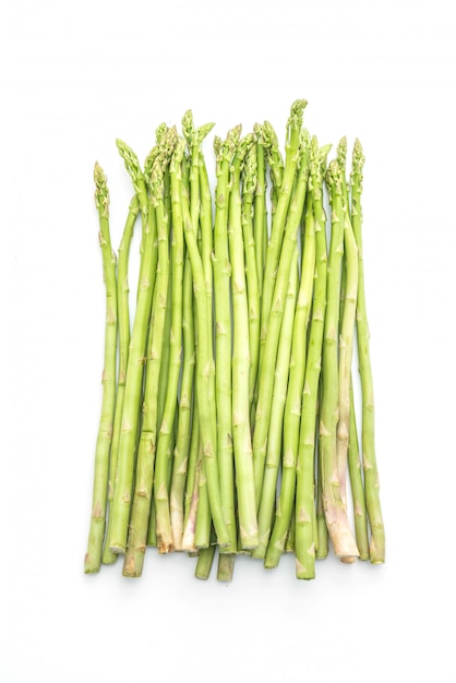 asparagi freschi isolati su bianco