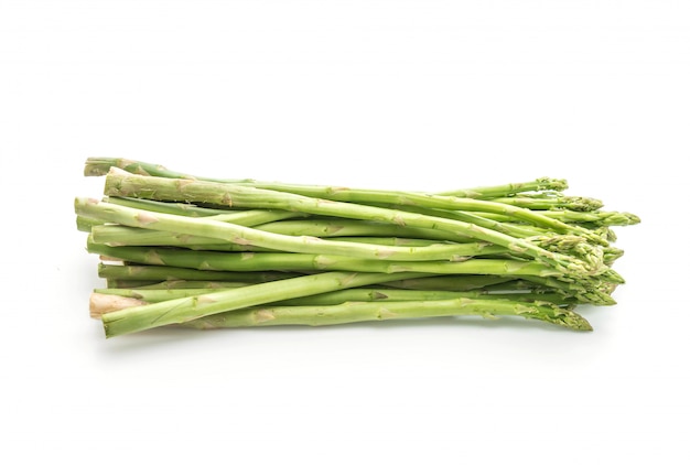 asparagi freschi isolati su bianco