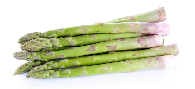 asparagi freschi isolati su bianco