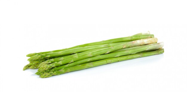 Asparagi freschi isolati su un bianco