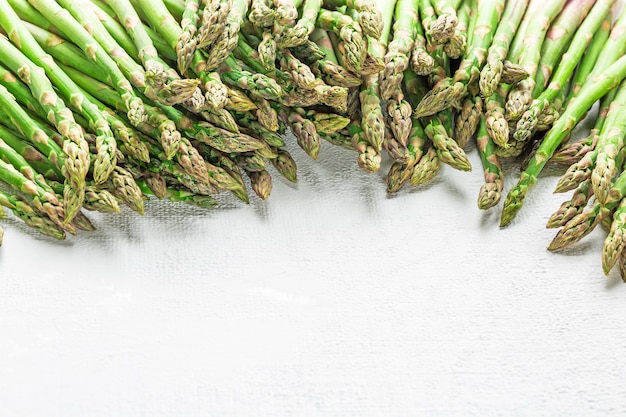 Asparagi freschi su fondo chiaro