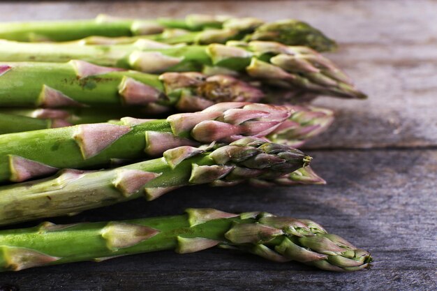 Asparagi freschi sul primo piano di legno della tavola