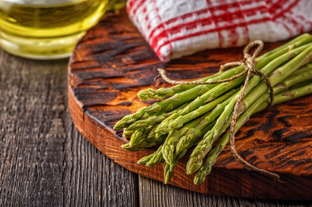 Asparagi freschi sul tavolo di legno