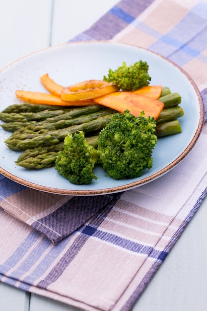 Asparagi fritti con broccoli, limone e carota.