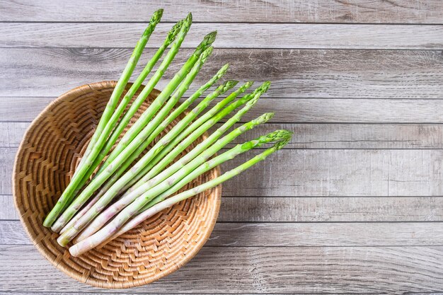 Asparagi in un cesto su un tavolo