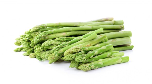 Asparagi isolati su bianco