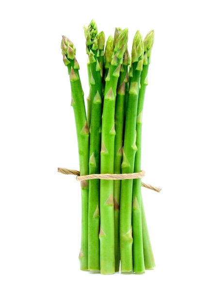 Asparagi isolati su bianco.