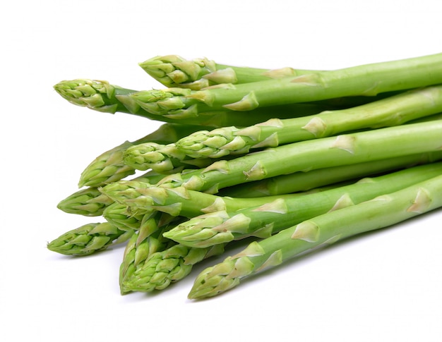 Asparagi isolati su bianco