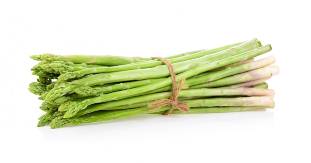 Asparagi isolati su sfondo bianco. piena profondità di campo