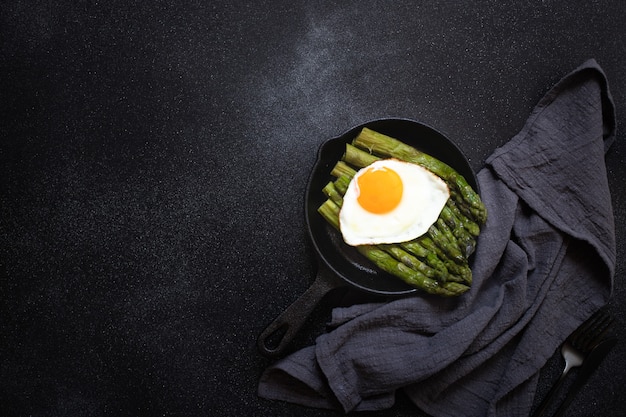 Asparagi sani biologici e uovo fritto