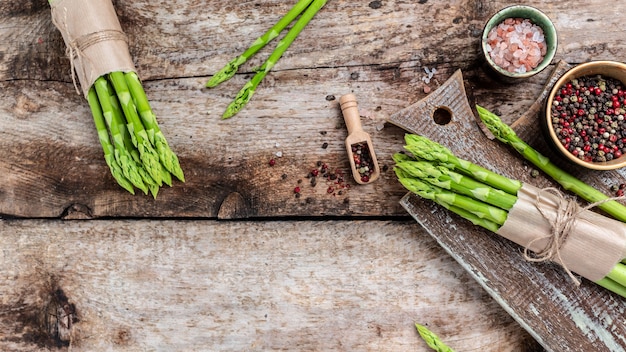 Asparagi su fondo di legno, mangiare pulito, fare la dieta