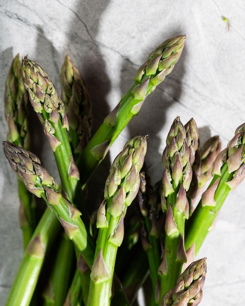 Asparagi su fondo marmo. fotografia di cibo a luce dura. Mangiare sano concetto. Cibo vegetariano.