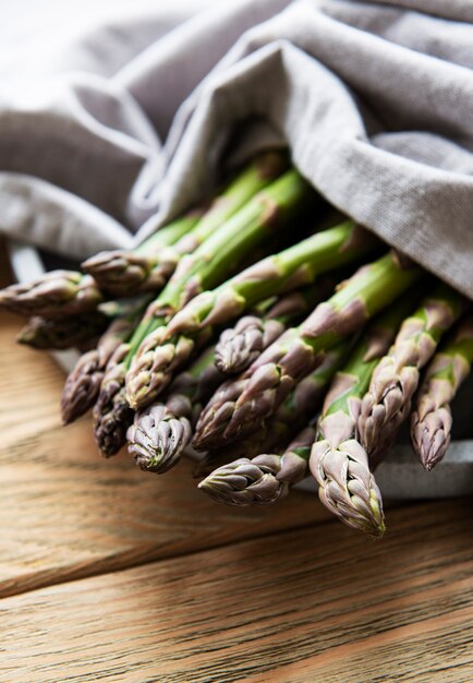 Asparagi su legno vecchio