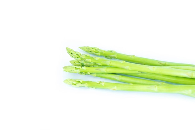 Asparagi su sfondo bianco Asparagi verdi