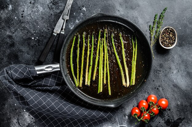 Asparagi verdi cotti in padella grigliata.