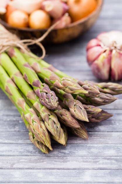 Asparagi verdi freschi con aglio