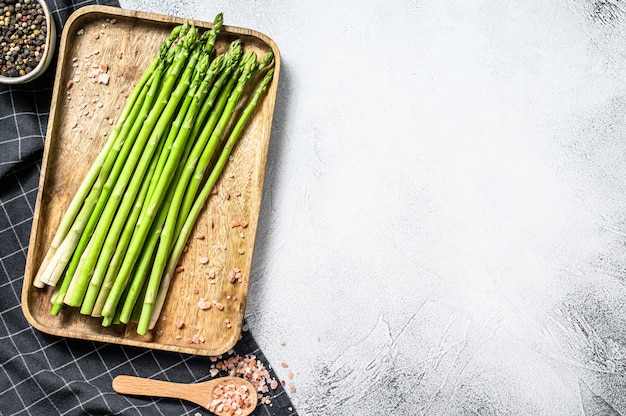 Asparagi verdi freschi del bambino in una ciotola di legno