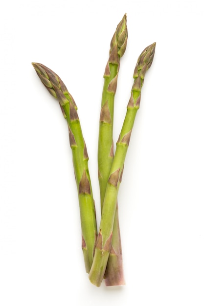 Asparagi verdi freschi su bianco.