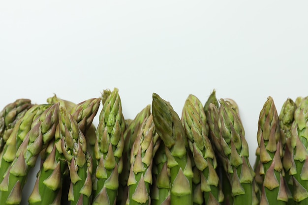 Asparagi verdi freschi su bianco