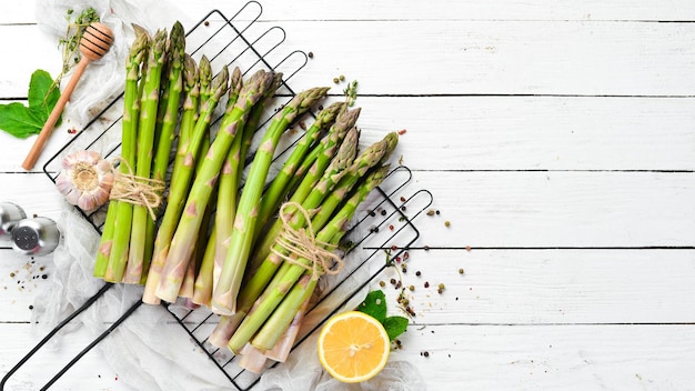 Asparagi verdi freschi su sfondo bianco di legno Cibo sano Vista dall'alto spazio di copia gratuito