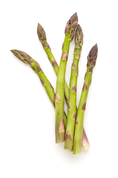 Asparagi verdi freschi su sfondo bianco