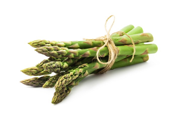 Asparagi verdi freschi su uno sfondo bianco