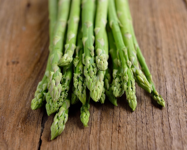 Asparagi verdi freschi sulla tavola di legno