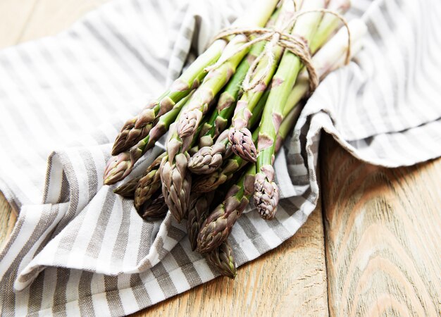 Asparagi verdi freschi sulla vecchia tavola di legno