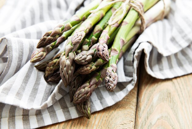 Asparagi verdi freschi sulla vecchia tavola di legno