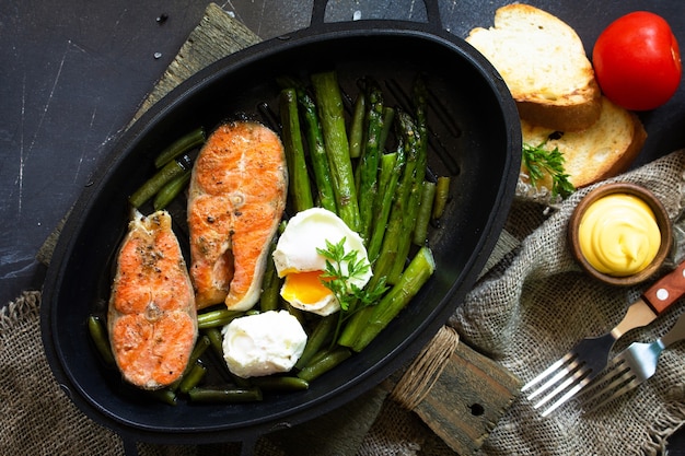 Asparagi verdi salmone alla griglia e uova in camicia Cibo sano Vista dall'alto Copia spazio