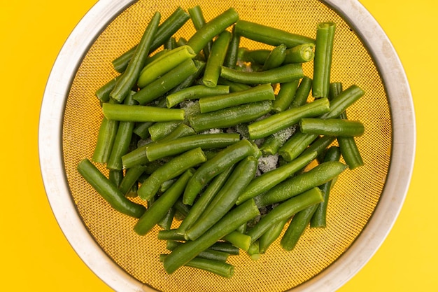 Asparagi verdi su sfondo giallo