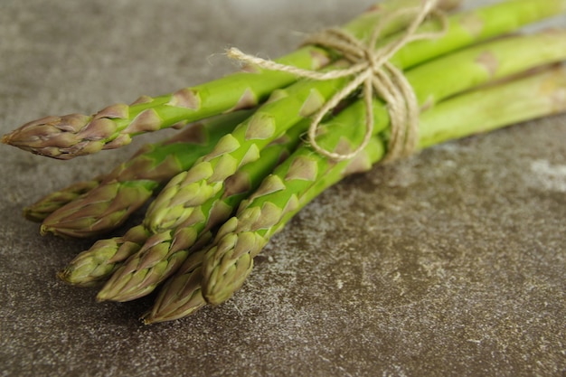 Asparagi verdi su un tavolo grigio Primo piano