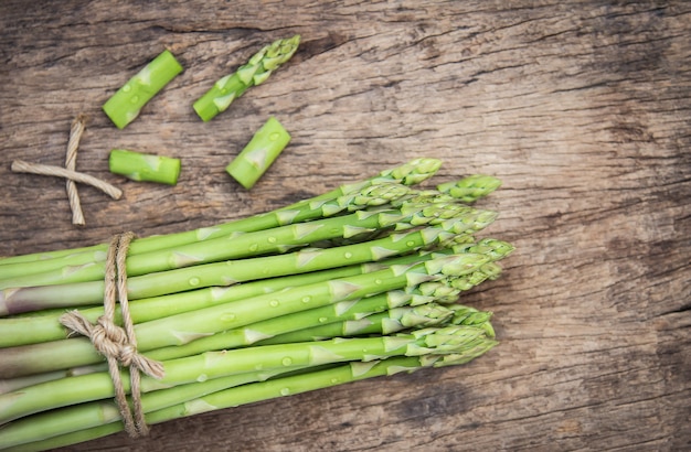 Asparago crudo verde sulla tavola di legno